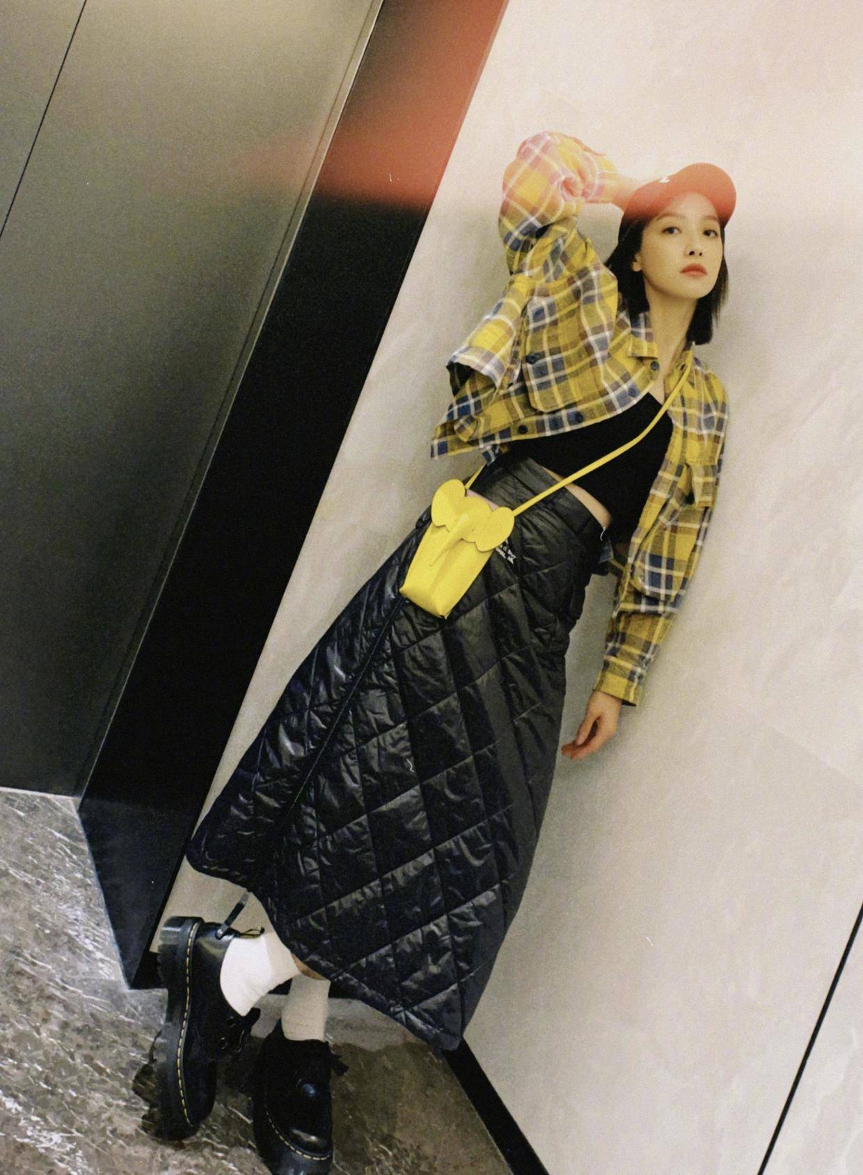 黑色 宋茜也太放得开了,穿黑色抹胸裙配网格披肩,一点不丑还挺潮