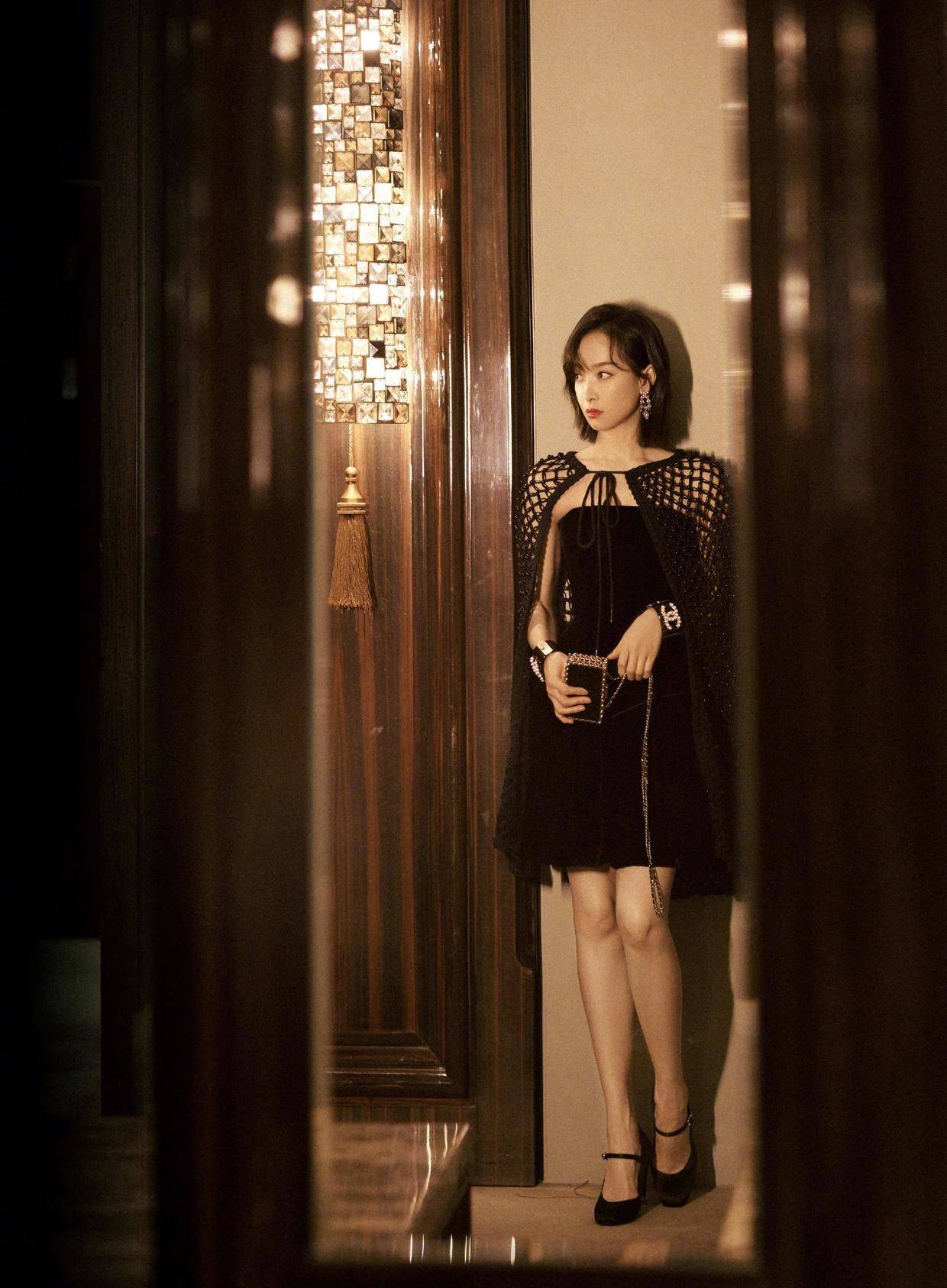 黑色 宋茜也太放得开了，穿黑色抹胸裙配网格披肩，一点不丑还挺潮