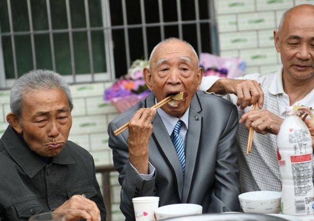 控制|70岁大爷血糖从12.6到5.9，坚持3个降血糖好习惯，医生：值得借鉴