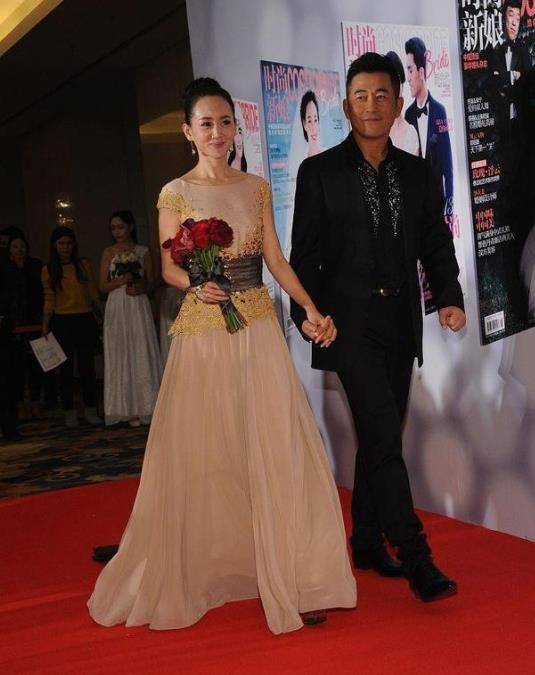 方面 王志飞老婆身材高挑挺有气质，穿黑裙配珍珠链，阔太气息扑面而来