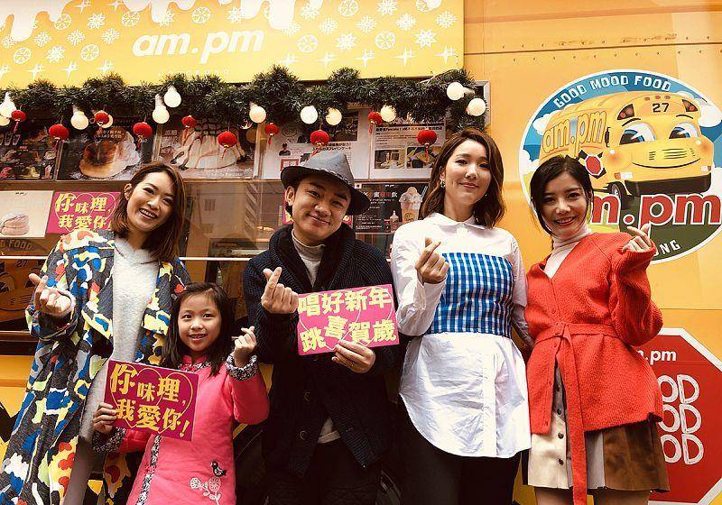 服装 王祖蓝的老婆太懂搭配了,穿白色的服装,清纯得不像生过孩子