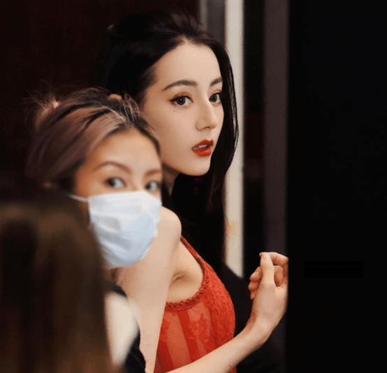 西装女星生图较量：杨紫黑长直显浮肿，热巴红色蕾丝裙，热依扎白西装