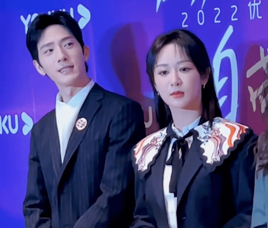 西装女星生图较量：杨紫黑长直显浮肿，热巴红色蕾丝裙，热依扎白西装