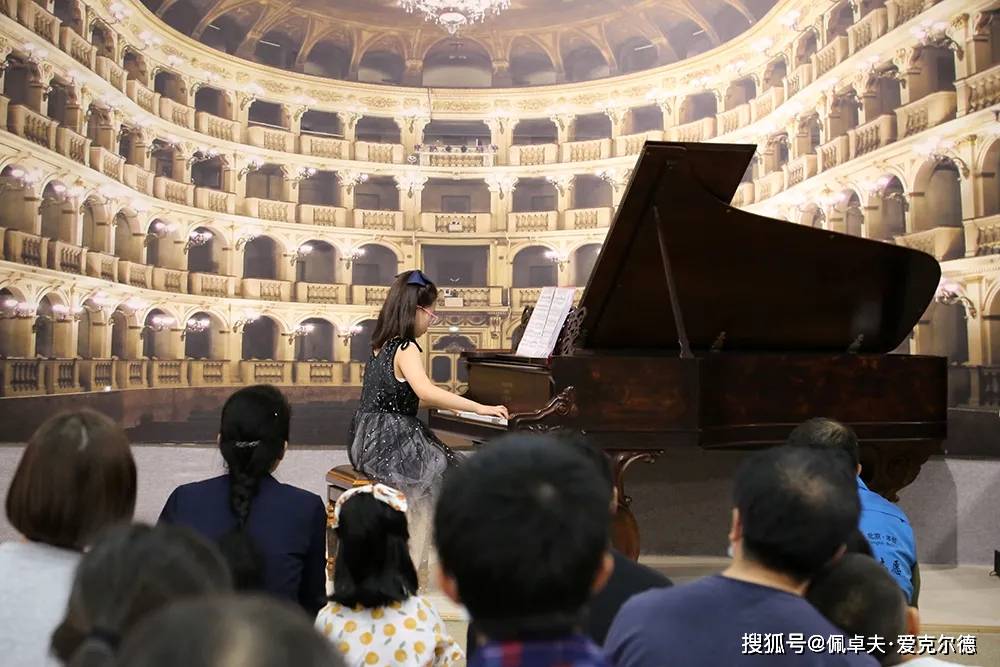 暖场时间,多次在国际,国内大赛中获奖的陈翘楚小朋友倾情演绎,一首富