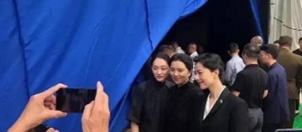 设计 李小冉与高圆圆比美，她身穿灰蓝色旗袍，却略输高圆圆一筹