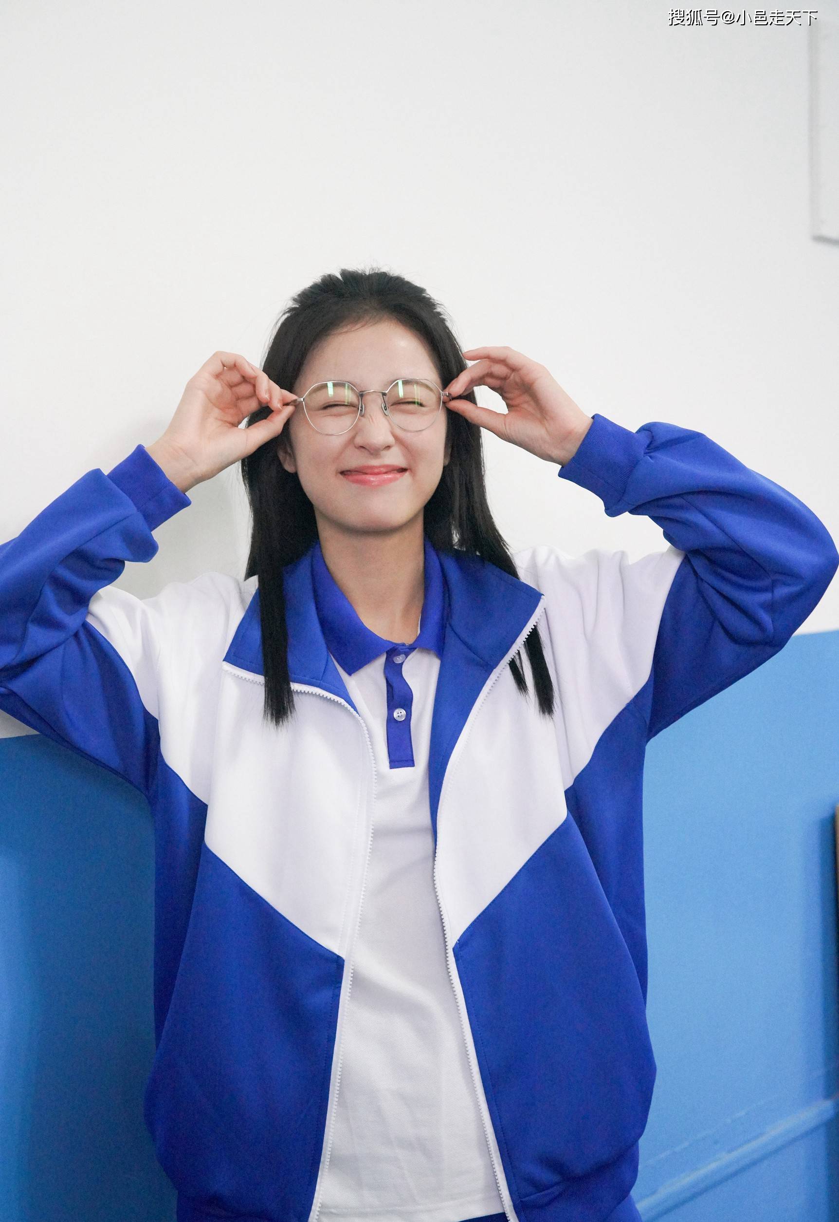 周雨彤学生服高搞怪写真