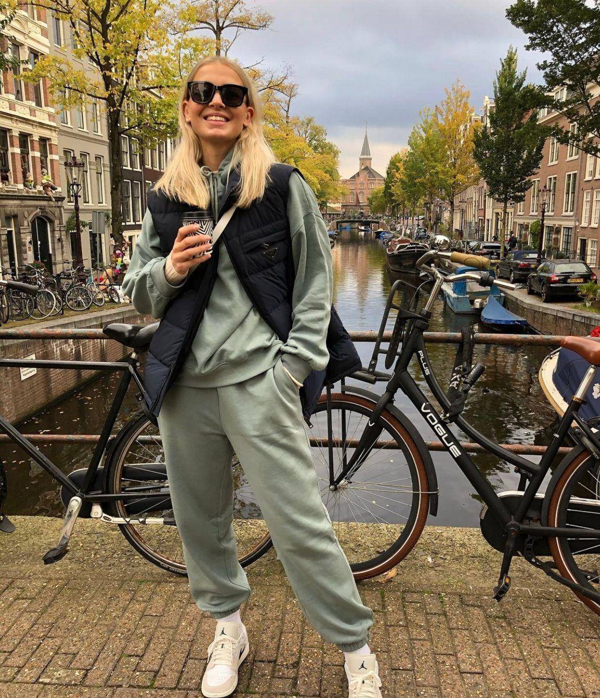 卫衣 建议！中年女人都备一件羽绒马甲，毛衣、卫衣随意搭，高级又保暖