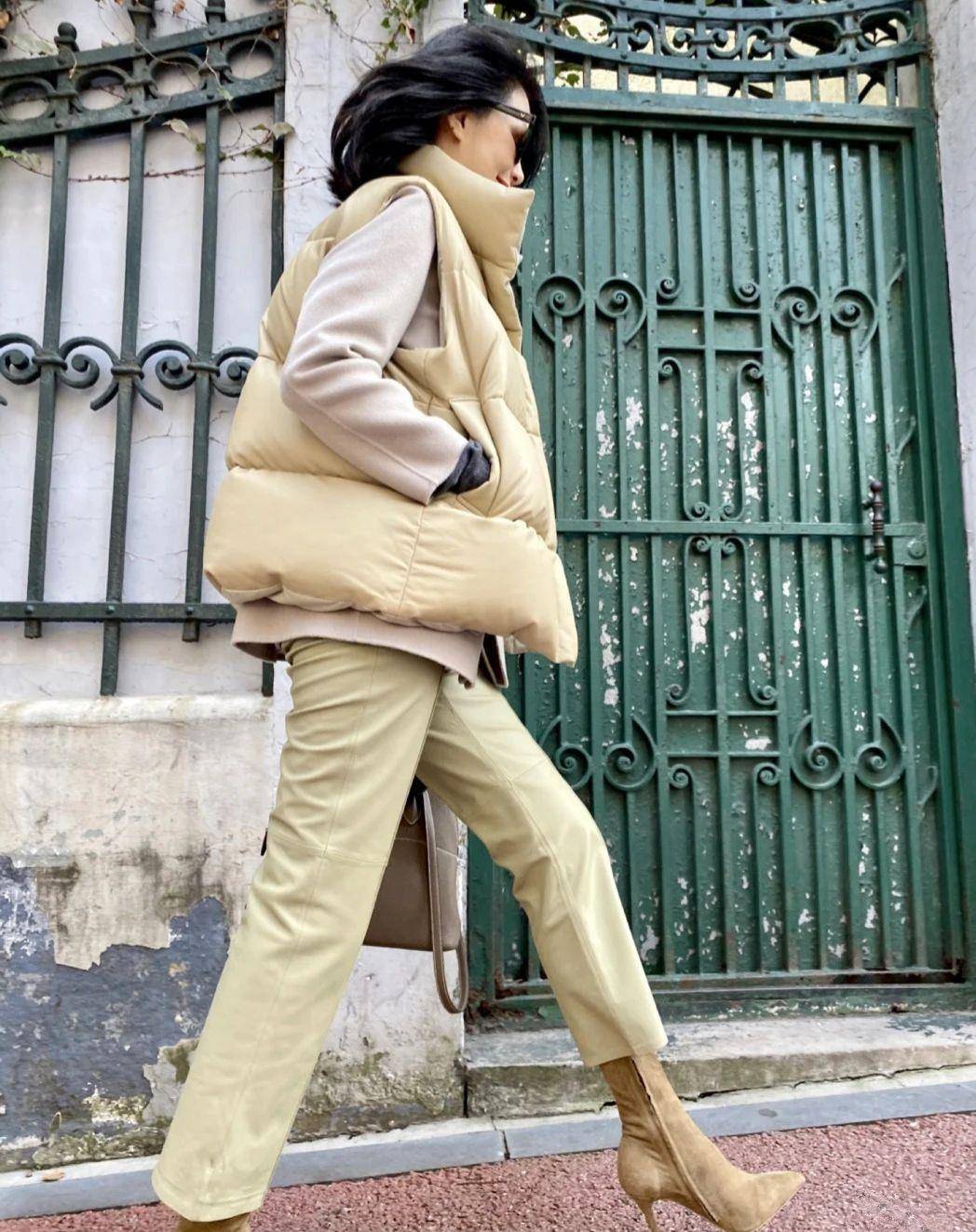 卫衣 建议！中年女人都备一件羽绒马甲，毛衣、卫衣随意搭，高级又保暖