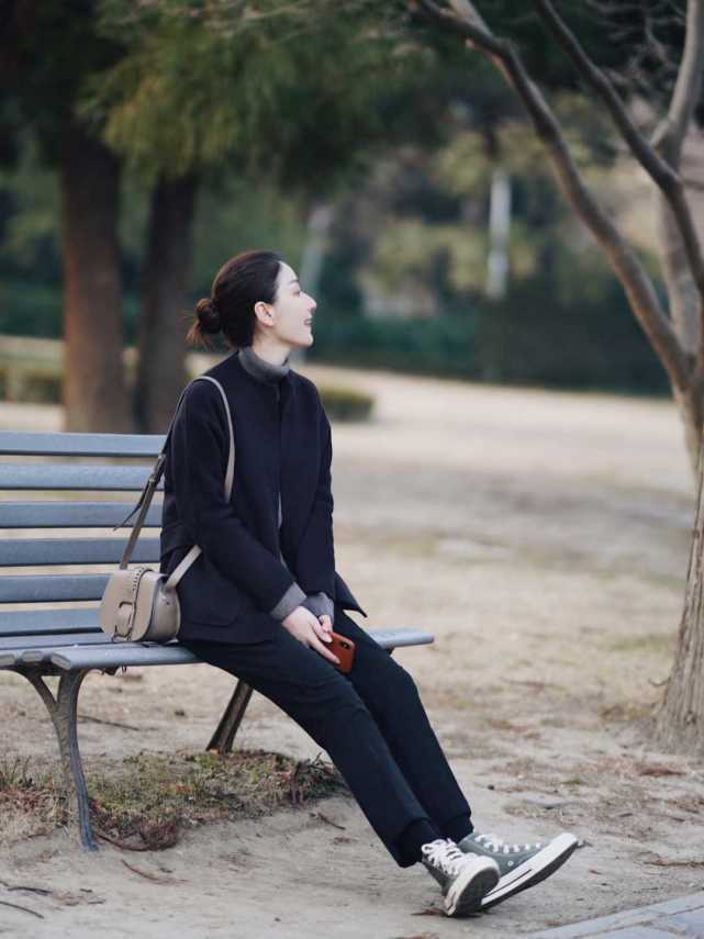 整体 过冬内搭不知道怎样选？码住这款黑色打底衫就OK了！保暖又时髦