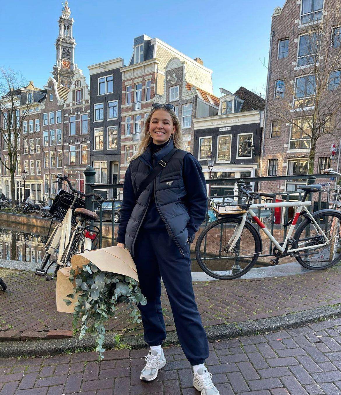 卫衣 建议！中年女人都备一件羽绒马甲，毛衣、卫衣随意搭，高级又保暖