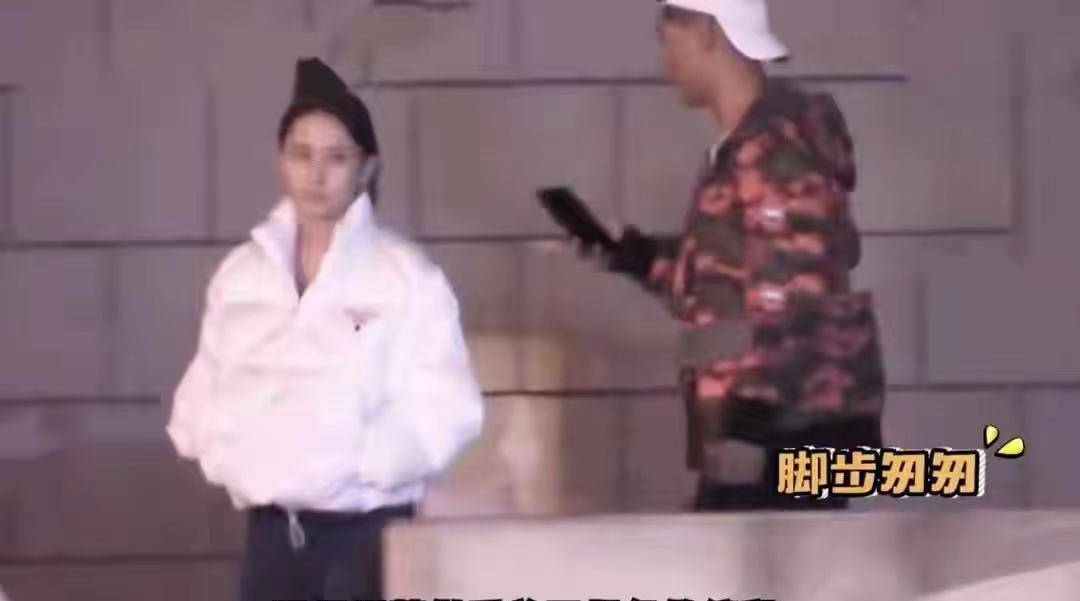 设计 窦骁携女友深夜聚会！俩人憔悴不堪肤色蜡黄，何超莲黑眼圈更严重