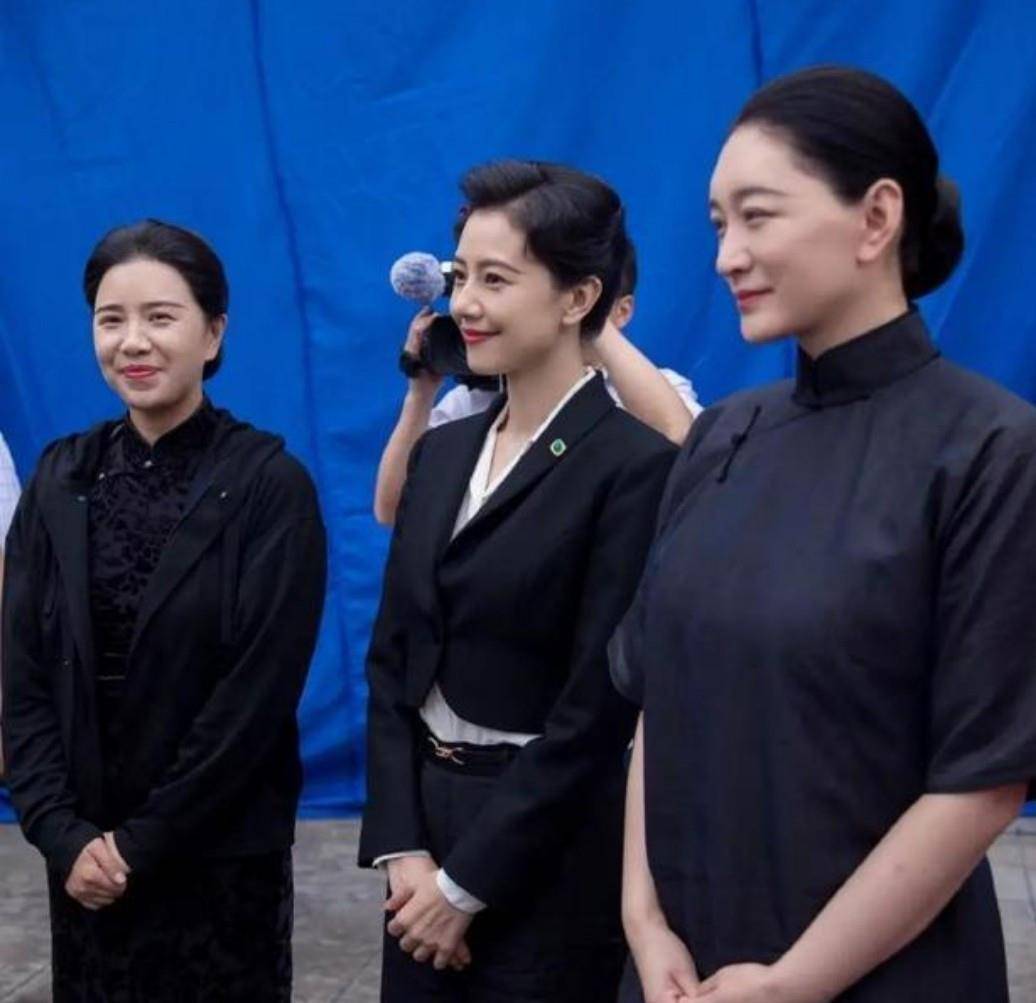 设计 李小冉与高圆圆比美，她身穿灰蓝色旗袍，却略输高圆圆一筹