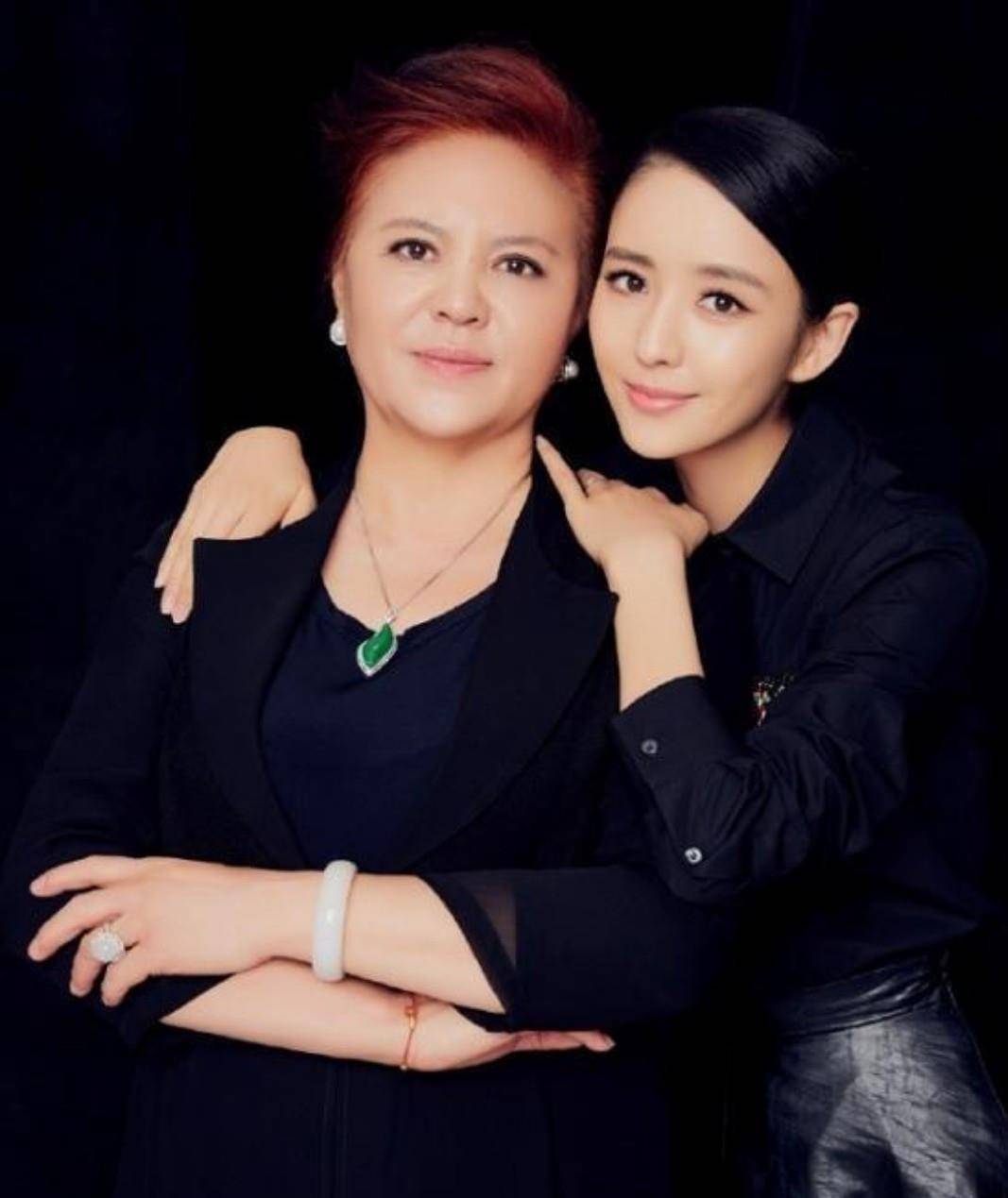 形象 佟丽娅离婚后更美了,温柔中带有几分坚韧,与以往形象截然不同