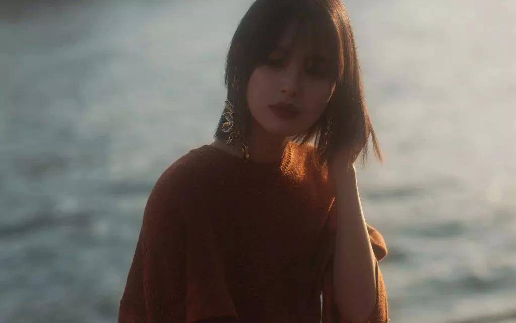 卷发爱美的女生短发该怎么剪才会更有气质、更有型?大有讲究!