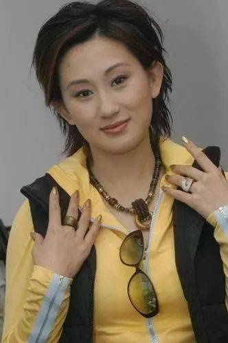 演员,在小时候就已经开始学梅派,而且还主攻过花旦专业,张丹露在剧戏