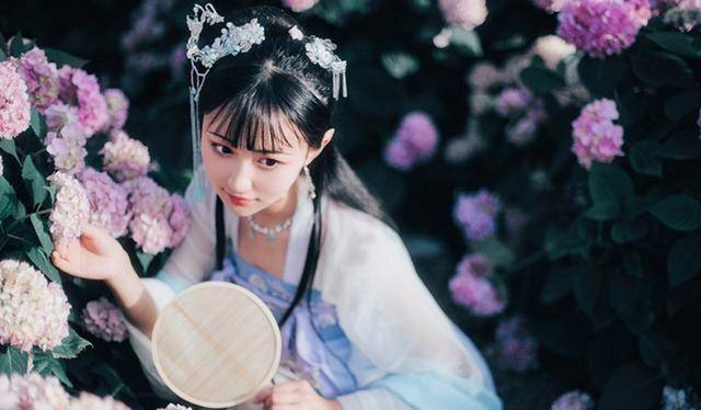 暖玉文案:赵锦诺自幼被养在庄子上,爹不疼,祖母不亲.