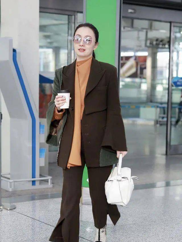 贵妇 鞋子太重要：配同一件皮草大衣，陶红一次是贵妇一次却像大妈！