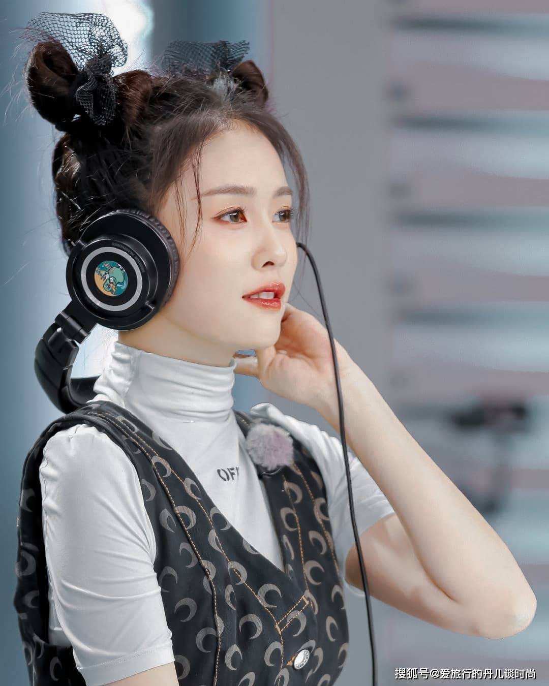 个性 白鹿穿搭真减龄！白色高领短袖T恤搭配背带裙，扎哪吒头个性十足