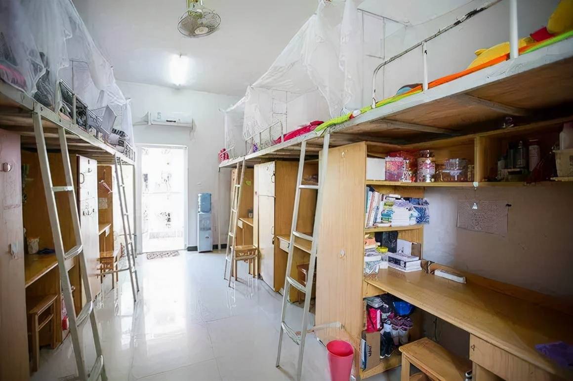 校园环境:广东岭南职业技术学院126人间住宿环境4人间的住宿环境学生