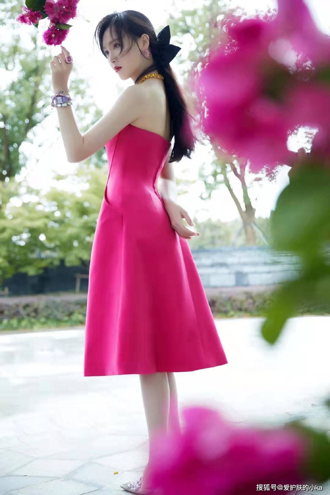 身材 37岁唐嫣当妈后蜕变大！大胆挑战艳粉裙，大蝴蝶结暴露少女心