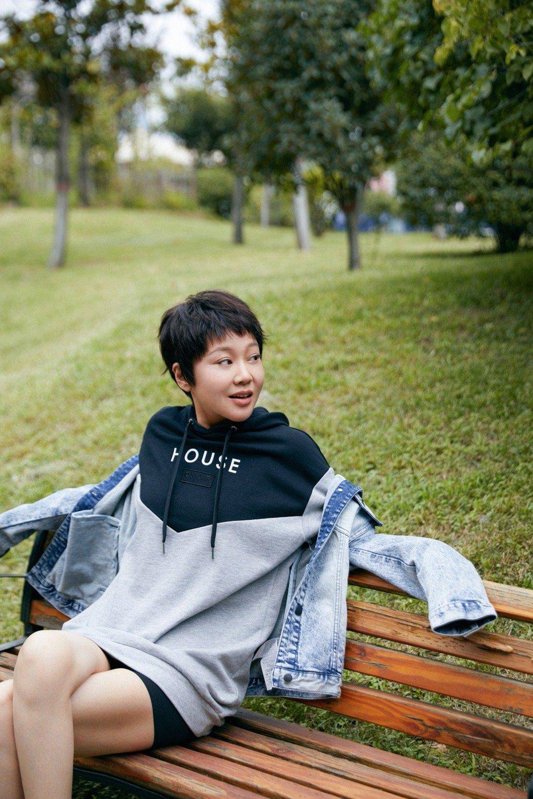 卫衣 50岁闫妮状态太好,穿卫衣配牛仔外套还玩“下衣失踪”,减龄俏皮