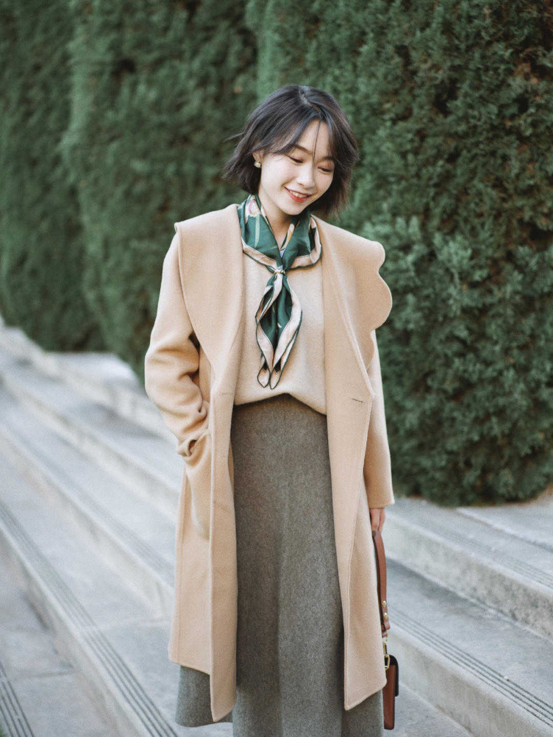 是属于 冬天必备的“大衣”，搭配半身裙或者牛仔裤温柔又洋气，时髦大方