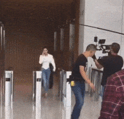 因为|新剧首播就飙到热榜第一，“老”了的闫妮，凭什么撑住了？