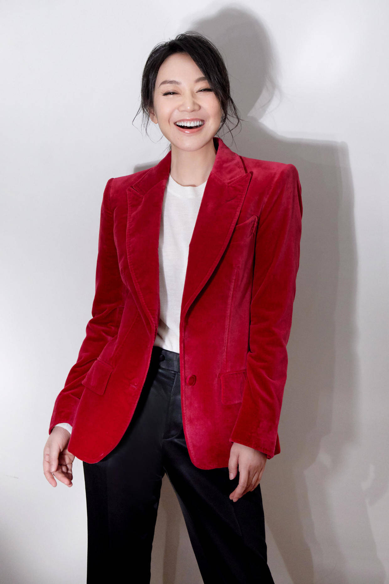 卫衣 50岁闫妮状态太好，穿卫衣配牛仔外套还玩“下衣失踪”，减龄俏皮