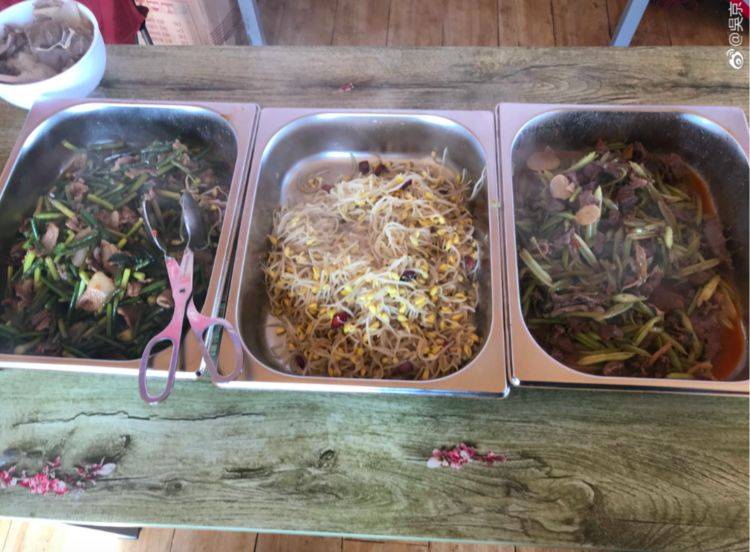 吴京|吴京晒剧组工作餐，简单又管饱，在微博上火了，网友：太接地气了