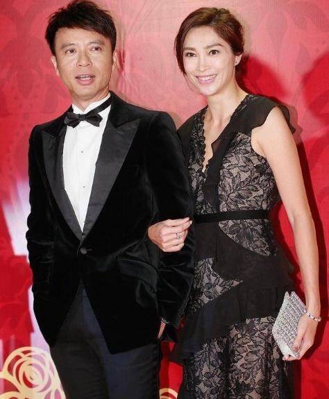 领收 李克勤妻子不愧是前“港姐”，罕见穿蕾丝连衣裙，不输当年气韵