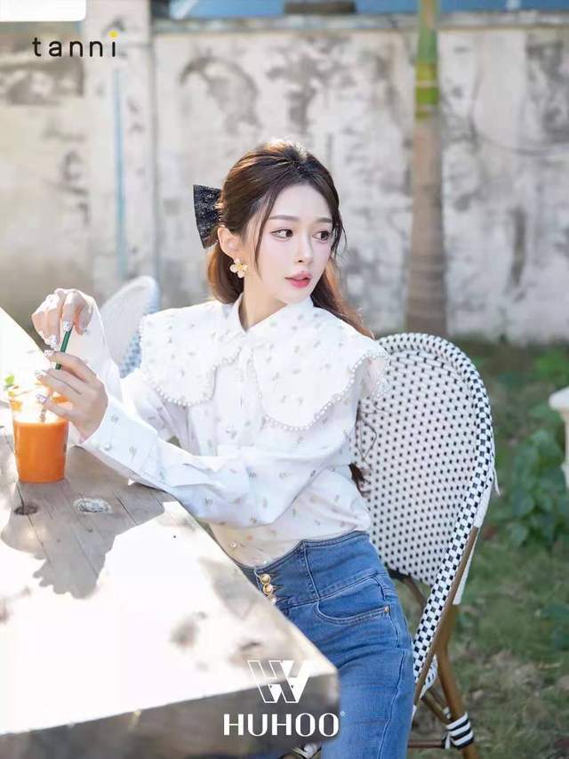 职场 辛芷蕾参加弟弟婚礼，看到照片一个细节后，网友都赞她是高情商