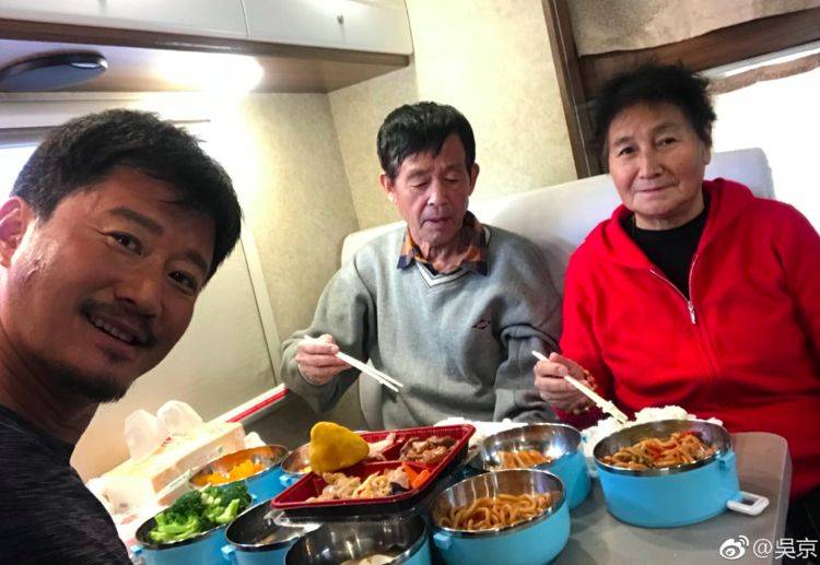 吴京|吴京晒剧组工作餐，简单又管饱，在微博上火了，网友：太接地气了