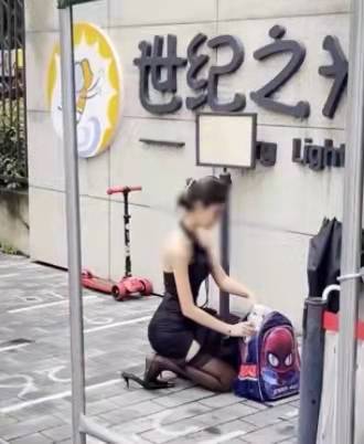 短裙 杭州女子穿短裙黑丝在幼儿园门口摆拍，你怎么看?