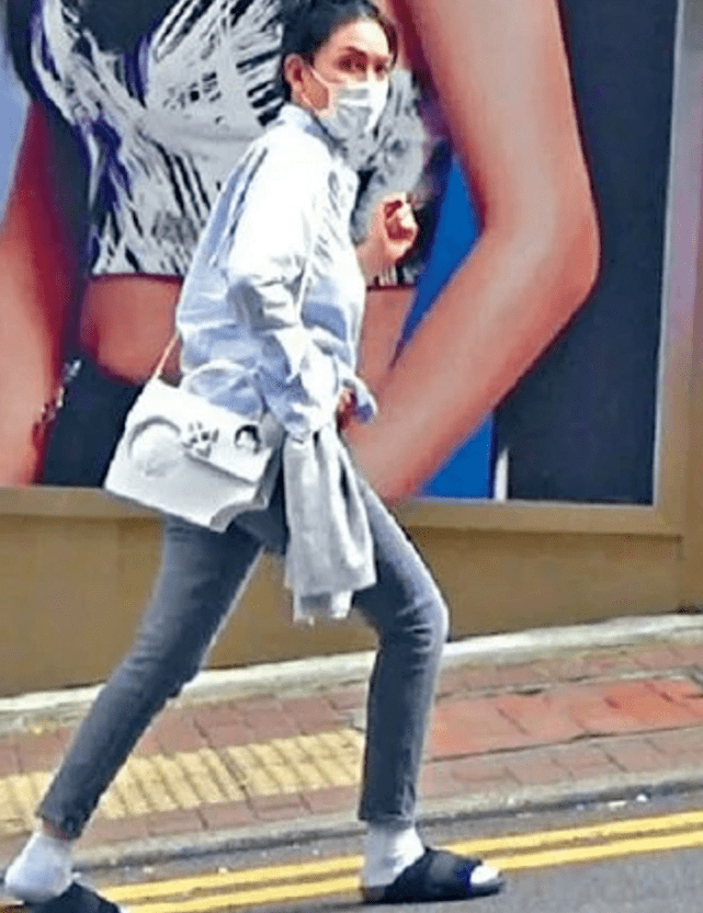 身材 53岁邱淑贞罕见露面!穿拖鞋跟女儿逛街,沈月穿健美裤提臀好性感