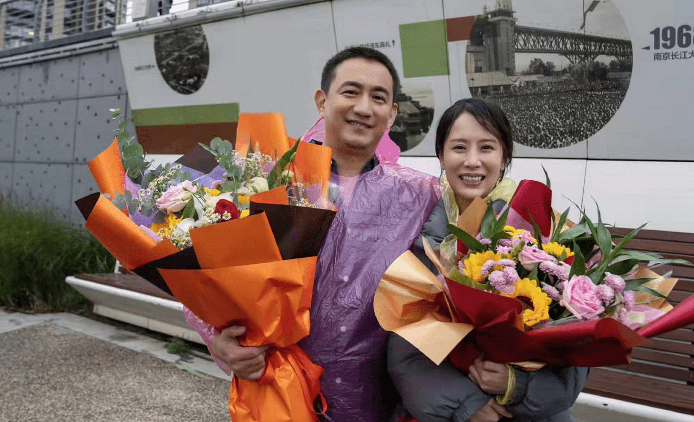 梅亭 46岁梅婷跟海清飙戏超期待,新剧要大火!杀青照穿衬衫美貌出众