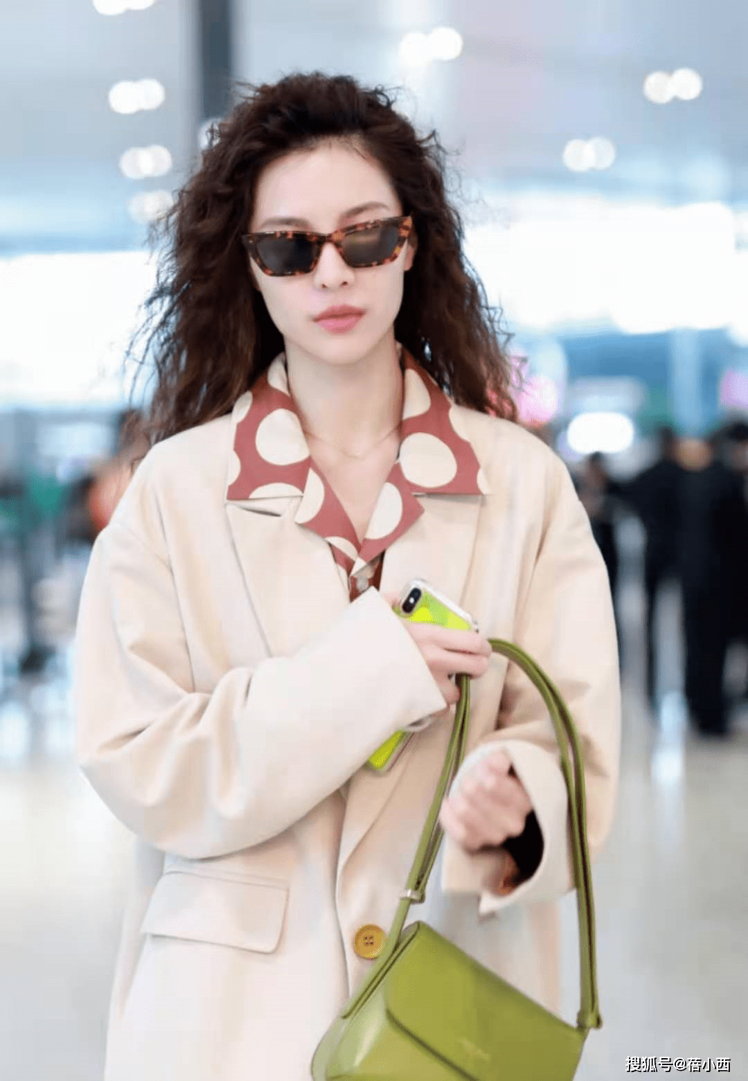 超越 钟楚曦的气场很难被超越，穿红色紧身礼服明艳照人，曲线感十足