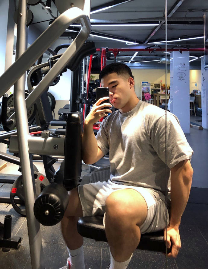大鼻子厚嘴唇小哥愛健身，鍛造出肉壯好身材，肌肉大腿粗壯給力！ 健身減肥達人 第3张