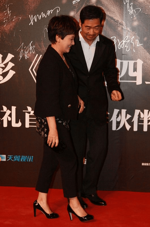 黑色 邓婕的打扮真适合50+的妈妈们，黑衣配花内搭好优雅，素颜都不丑