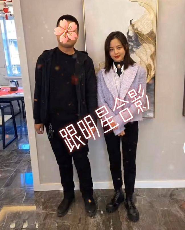 御姐 女星辛芷蕾现身婚礼，男粉丝争相合影，穿着高奢却秒变一米五