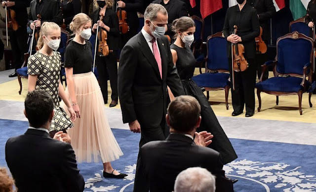 头发 西班牙索菲亚二公主首次盘起头发!纱裙太梦幻,赢了大公主的童装