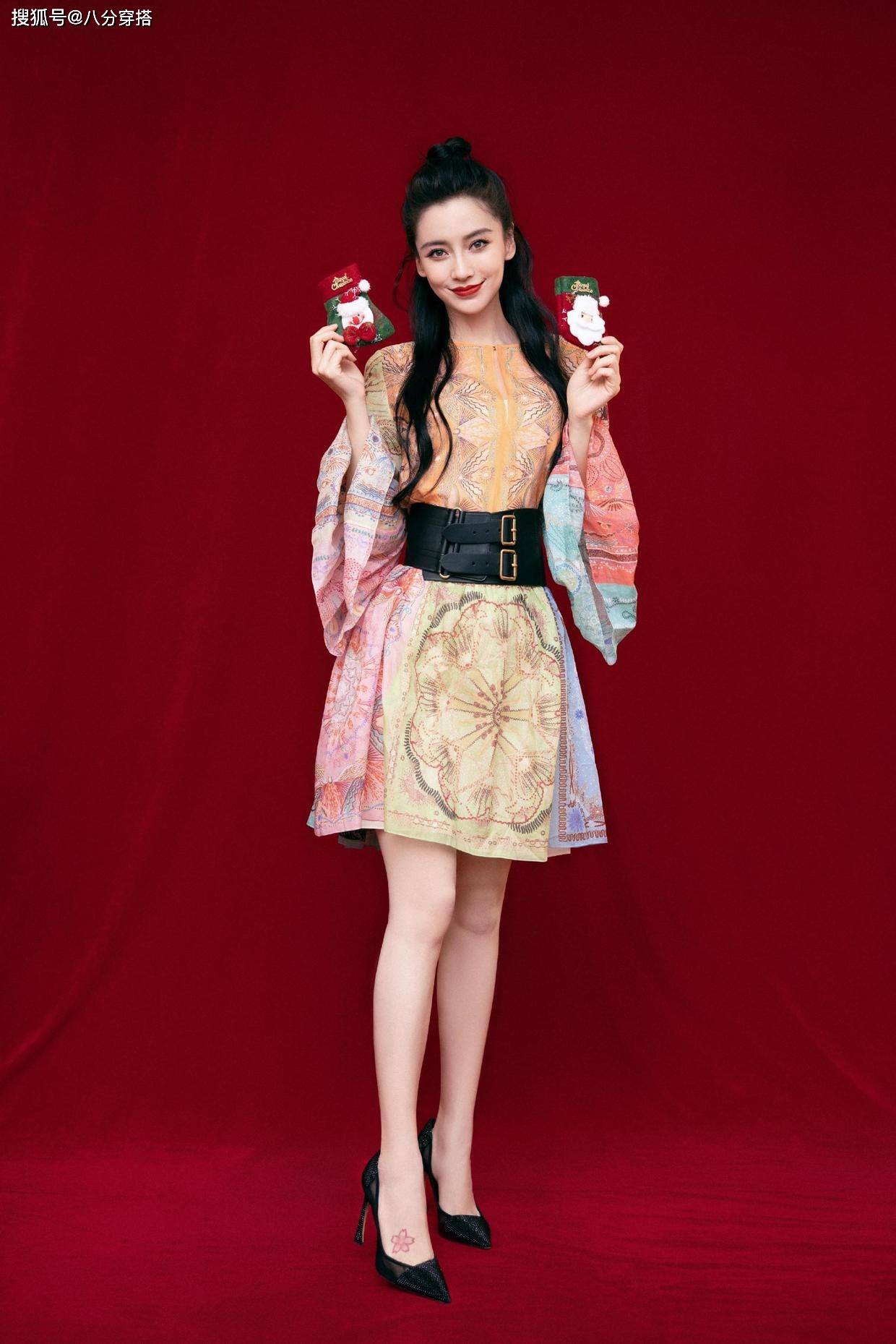 进行 Angelababy颜值高就是任性，穿羽毛裙配针织开衫都有少女感，超美