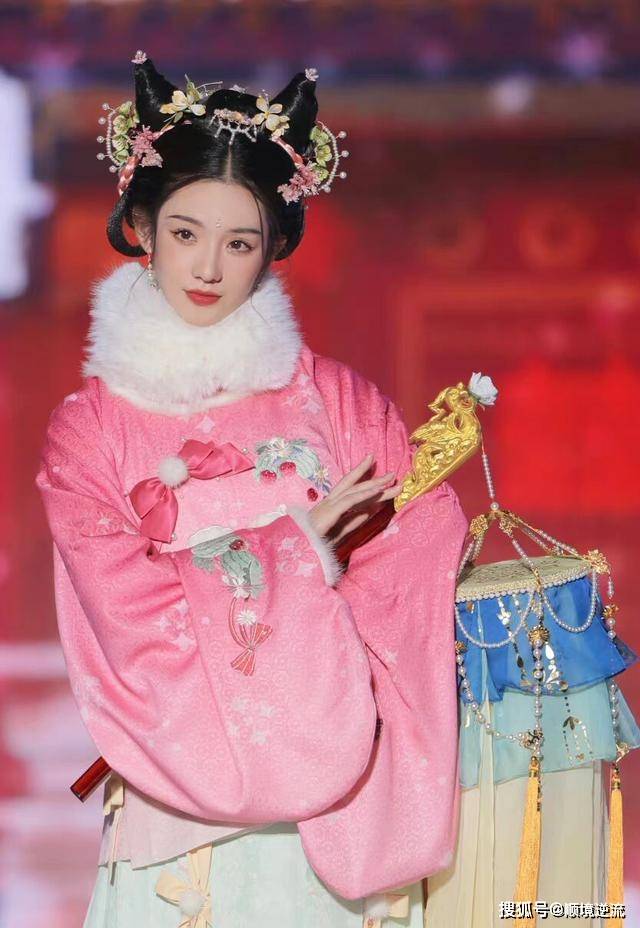 凤凰仙她们不像是来走秀，倒像是天上仙女来“赴宴”的！