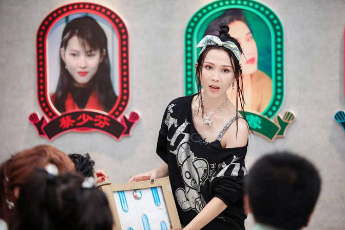 蔡少芬 蔡少芬助阵张晋新综艺！穿“土豆丝”长裙帅哥环绕，老公靠边儿站