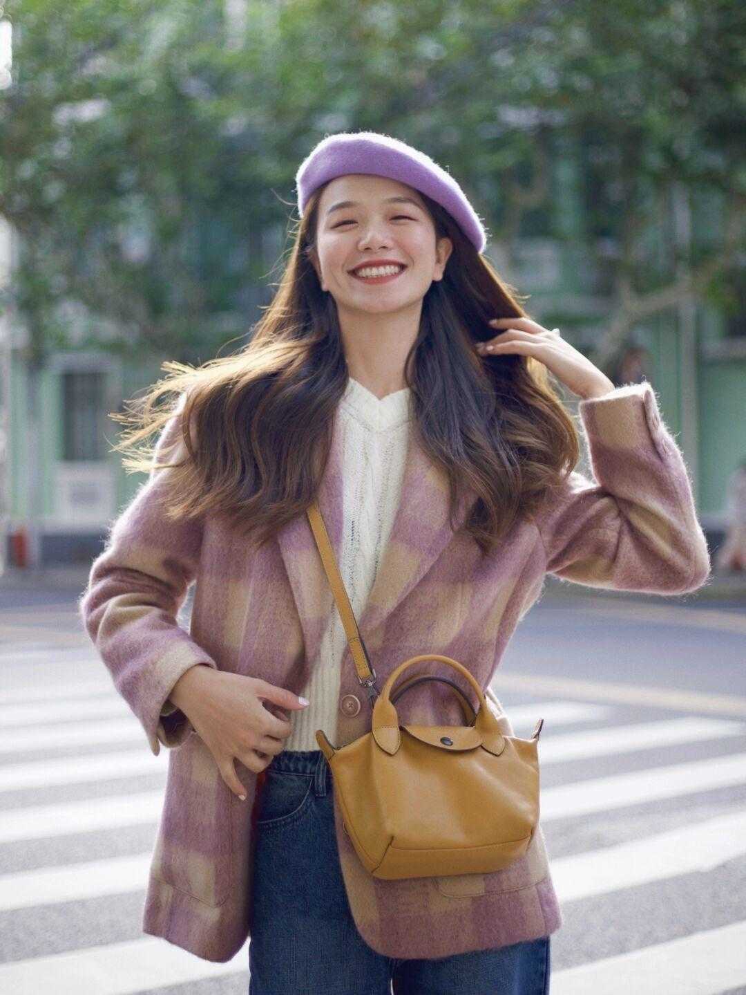 显得 格纹西装才是今年最in单品，配牛仔裤、半身裙都时髦，百搭又洋气