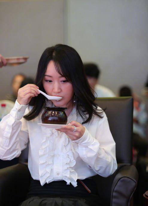 身材 50岁杨钰莹难掩身材“发福”，穿白衬衣出门，着实与普通人不一样