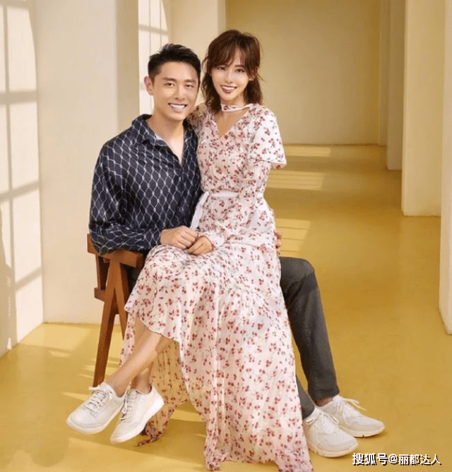 身材 张嘉倪为显身材太拼了,穿连衣裙腰间勒“金腰带”,身材太惹眼