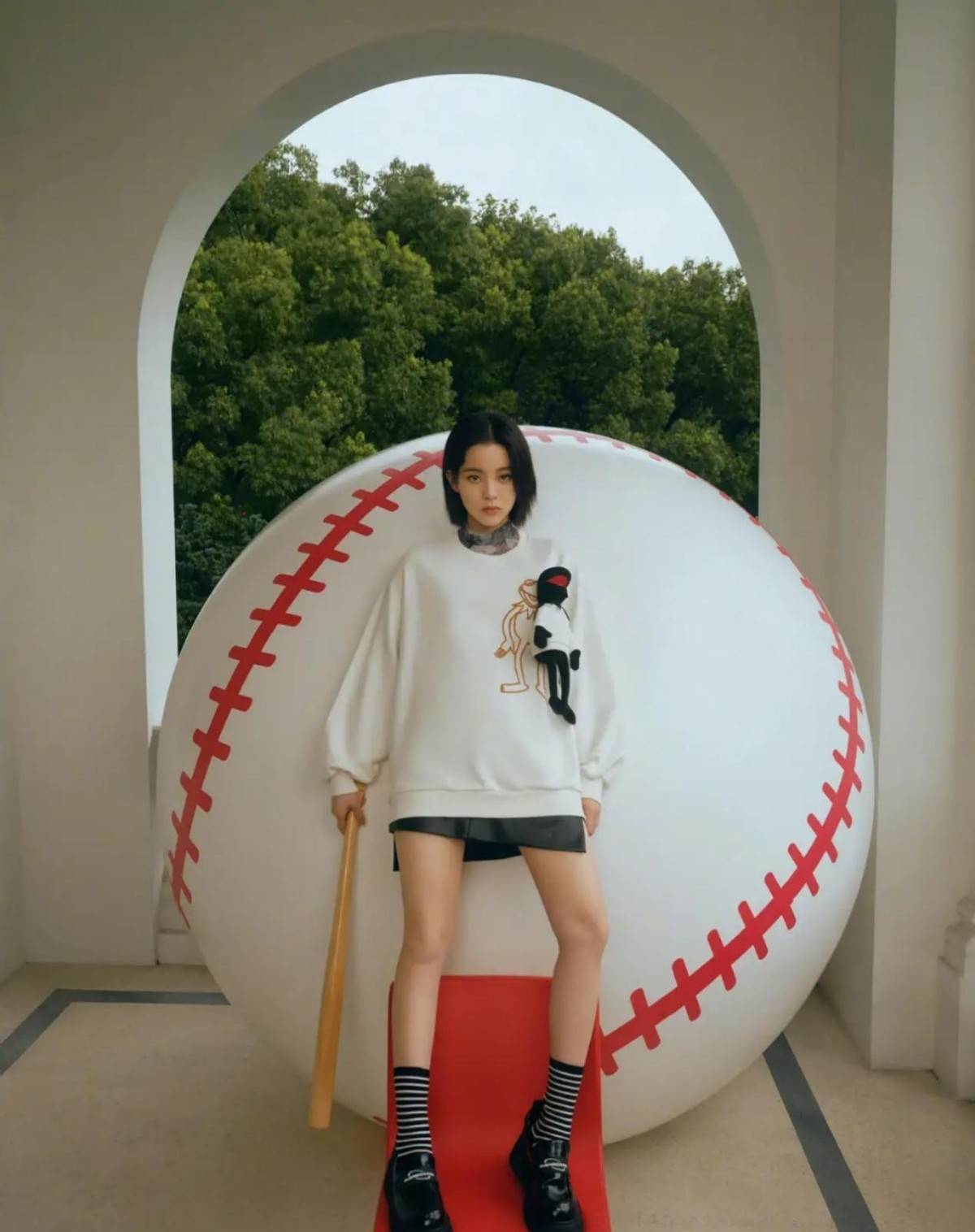 短裙 欧阳娜娜姐妹仨罕同框，模样相似还都穿卫衣，认不清谁是姐谁是妹