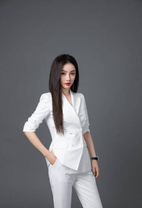 设计 《扫黑风暴》思思晒美照，穿着时尚飒爽，秀出完美的御姐范