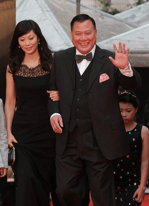 万梓良 万梓良小16岁娇妻太惊艳，穿黑裙搭斜刘海，尽显空姐端庄的气质