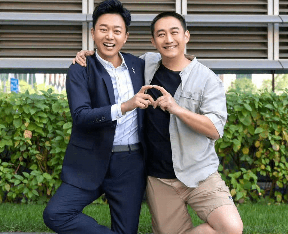 梅亭 46岁梅婷跟海清飙戏超期待,新剧要大火!杀青照穿衬衫美貌出众